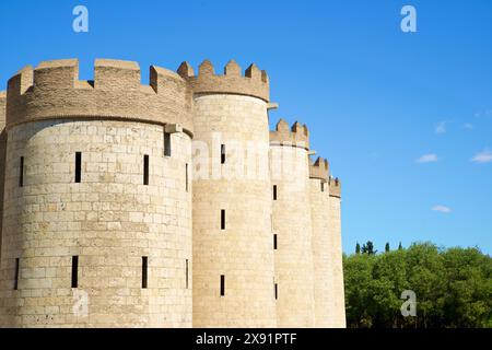 Palais du château d'Aljaferia et jardins, siège du gouvernement régional d'Aragon, à Saragosse, Aragon en Espagne Banque D'Images