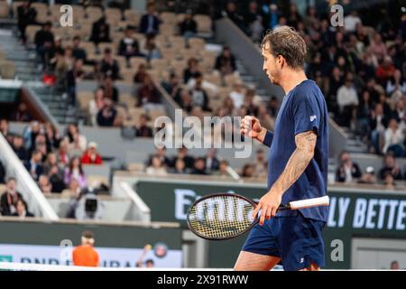 Paris, France. 28 mai 2024. Le brésilien Felipe Meligeni Alves réagit contre le norvégien Casper Ruud dans le match de premier tour en simple masculin le troisième jour de l'Open de France 2024 à Roland Garros le 28 mai 2024 à Paris. Photo de Alexis Jumeau/ABACAPRESS. COM Credit : Abaca Press/Alamy Live News Banque D'Images