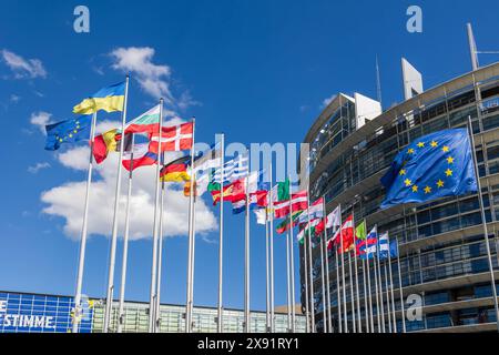 Europäische Parlament vor der Europawahl 2024 Das Europäische Parlament in Brüssel ist neben Straßburg das zweite eu-Parlamentsgebäude. Wenige Tage vor der Europawahl 2024 wirbt die ruft die Parlamentsverwaltung mit Plakaten zur Stimmabgabe während des Wahlwochenende in Juni auf. Straßburg Europäische Parlament Bas-Rhin Frankreich *** Parlement européen avant les élections européennes de 2024 le Parlement européen à Strasbourg est le deuxième bâtiment du Parlement européen après Bruxelles quelques jours avant les élections européennes de 2024, l'administration du Parlement utilise des affiches pour encourager les gens à le faire Banque D'Images