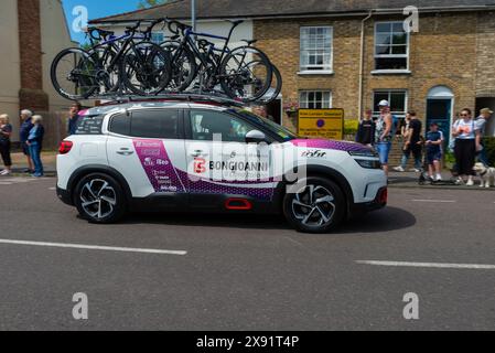 Voiture de soutien de l'équipe Bepink Bongioanni à la Ford RideLondon classique Women's WorldTour 2024 deuxième étape à Maldon, Essex, Royaume-Uni. Banque D'Images