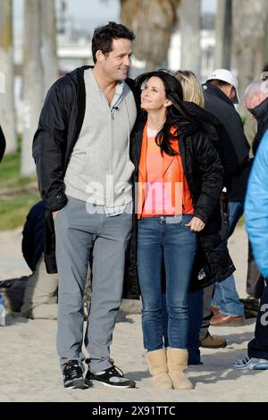 Courteney Cox, Josh Hopkins lors du tournage de Cougar Town à Venise en Californie. Banque D'Images