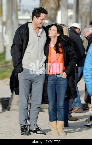 Courteney Cox, Josh Hopkins lors du tournage de Cougar Town à Venise en Californie. Banque D'Images