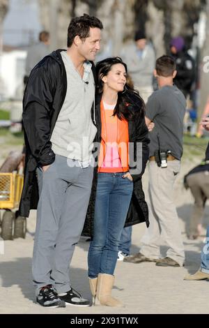 Courteney Cox, Josh Hopkins lors du tournage de Cougar Town à Venise en Californie. Banque D'Images