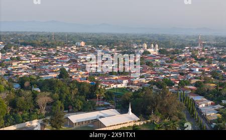 Diriamba, Nicaragua - 26 mai 2024 : toit des églises dans la ville de Diriamba vue aérienne drone à l'heure du coucher du soleil Banque D'Images