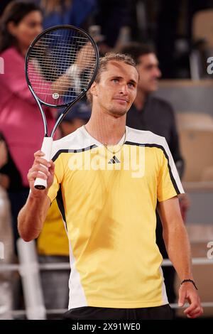 Alexander Zverev, d'Allemagne, fait signe à la foule après sa victoire contre Rafael Nadal, d'Espagne, dans le match du premier tour de l'Open de France 2024 à Roland Garros, le 27 mai 2024 à Paris. (Photo de QSP) Banque D'Images