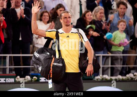 Alexander Zverev, d'Allemagne, fait signe à la foule après sa victoire contre Rafael Nadal, d'Espagne, dans le match du premier tour de l'Open de France 2024 à Roland Garros, le 27 mai 2024 à Paris. (Photo de QSP) Banque D'Images