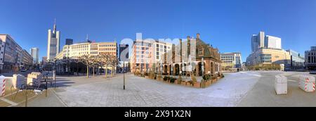 Francfort, Allemagne - 13 février 2021 : vue panoramique sur Francfort avec gratte-ciel et paysage urbain moderne. Banque D'Images