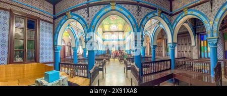 Erriadh, Tunisie - 2 mai 2024 : , vue intérieure de la synagogue historique El Ghriba à Erriadh, sur l'île de Djerba. C'est la plus ancienne synagogue de Tunesoa, DJ Banque D'Images