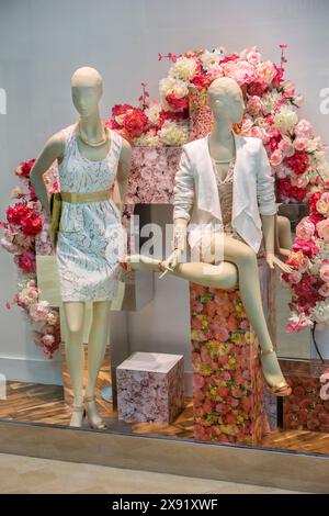 Deux mannequins de mode féminins dans un affichage de magasin. Banque D'Images