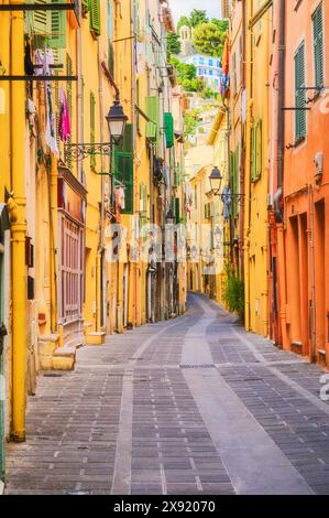 Rue étroite animée dans la ville de Menton sur la Côte d'Azur Banque D'Images