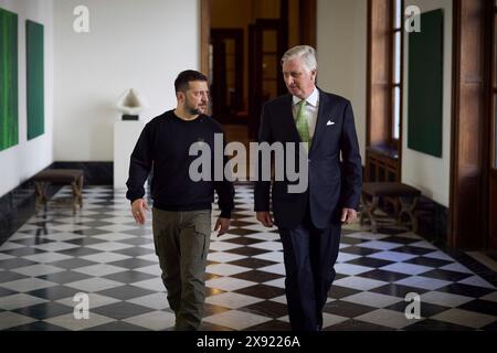 Bruxelles, Belgique. 28 mai 2024. Le président ukrainien Volodymyr Zelenskyy, à gauche, marche avec le roi Philippe de Belgique, à droite, avant leur rencontre au Palais Royal, le 28 mai 2024 à Bruxelles, Belgique. La Belgique a signé un nouvel accord bilatéral de sécurité prévoyant une aide militaire d'un milliard de dollars. Crédit : Pool photo/Bureau de presse présidentiel ukrainien/Alamy Live News Banque D'Images