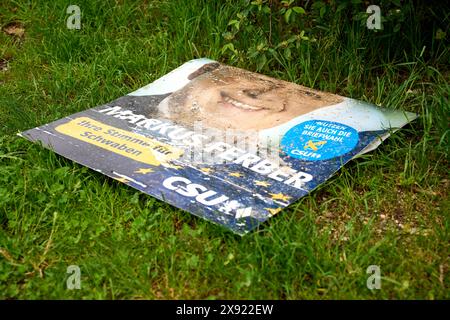 Stettenhofen, Bavière, Allemagne - 28 mai 2024 : vandalisme des affiches électorales pour les élections européennes de 2024, une affiche électorale de la CSU est détruite dans la saleté *** Vandalismus an Wahlplakaten zur Europawahl 2024, ein Wahlplakat der CSU liegt zerstört im Dreck Banque D'Images