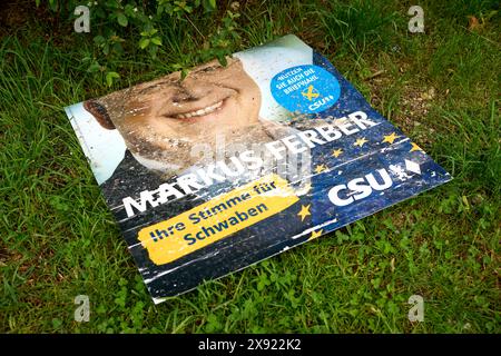 Stettenhofen, Bavière, Allemagne - 28 mai 2024 : vandalisme des affiches électorales pour les élections européennes de 2024, une affiche électorale de la CSU est détruite dans la saleté *** Vandalismus an Wahlplakaten zur Europawahl 2024, ein Wahlplakat der CSU liegt zerstört im Dreck Banque D'Images