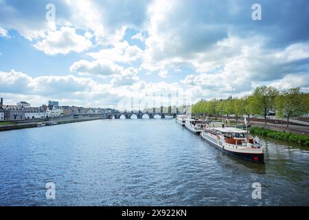 Bateaux amarrés par une rivière de la ville de Maastricht Meuse, Hollande au printemps Banque D'Images