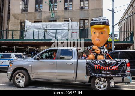 New York, États-Unis . 28 mai 2024. Un manifestant anti-Trump passe devant le tribunal pénal de Manhattan avec un ballon gonflable Baby Trump le 28 mai 2024 à New York. Les arguments de clôture sont en cours dans le procès de l'ancien président américain Donald Trump sur l'argent caché. L'ancien président fait face à 34 chefs d'accusation pour falsification de documents commerciaux dans la première de ses affaires criminelles pour aller en jugement. Crédit : Brazil photo Press/Alamy Live News Banque D'Images