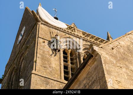 Réplique de John Steele, parachutiste américain sur le clocher de l'église à St Mere Eglise, Normandie, France Banque D'Images