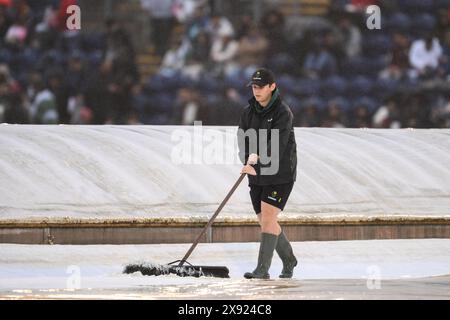 Cardiff, Royaume-Uni. 28 mai 2024. Le personnel au sol dégage les couvertures de pluie avant le match de la série internationale Vitality T20 Angleterre contre Pakistan au terrain de cricket de Sophia Gardens, Cardiff, Royaume-Uni, le 28 mai 2024 (photo par Craig Thomas/News images) à Cardiff, Royaume-Uni, le 28/05/2024. (Photo de Craig Thomas/News images/SIPA USA) crédit : SIPA USA/Alamy Live News Banque D'Images