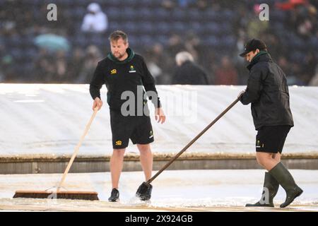 Cardiff, Royaume-Uni. 28 mai 2024. Le personnel au sol dégage les couvertures de pluie avant le match de la série internationale Vitality T20 Angleterre contre Pakistan au terrain de cricket de Sophia Gardens, Cardiff, Royaume-Uni, le 28 mai 2024 (photo par Craig Thomas/News images) à Cardiff, Royaume-Uni, le 28/05/2024. (Photo de Craig Thomas/News images/SIPA USA) crédit : SIPA USA/Alamy Live News Banque D'Images