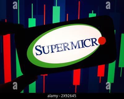 Konskie, Pologne - 27 mai 2024 : logo de la société Supermicro affiché sur le téléphone portable Banque D'Images