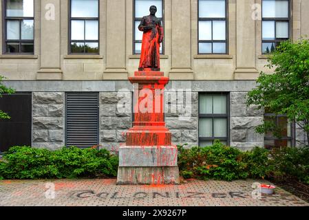 Ottawa, Canada - 28 mai 2024 : la statue de J.H. Tabaret à l'Université d'Ottawa a été recouverte de peinture rouge le 24 mai. Le mot colonisateur a été peint sur le sol sous la statue. Tabaret était considéré comme un fondateur de l'Université. Personne n'a revendiqué la responsabilité de cette loi. Les terrains du Tabaret Hall sont maintenant couverts de tentes alors que les manifestants pro-palestiniens exigent que l'Université divulgue et cède tous les investissements qu'elle a avec des entreprises et des organisations ayant des liens avec Israël. Banque D'Images