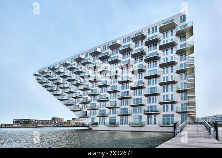 Pays-Bas, Amsterdam - 06 avril 2024 : Sluishuis immeuble résidentiel moderne dans le quartier Ijburg, conçu par Bjarke Ingels Group, BIG Banque D'Images