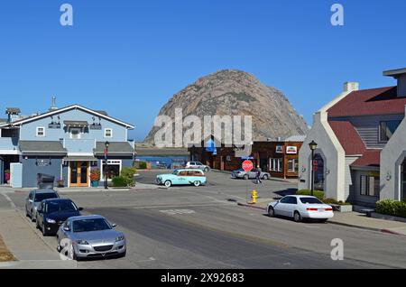 Bleu lumineux océan Pacifique, bateau d'observation des baleines et Morro Rock, Morro Bay, Californie, États-Unis Banque D'Images