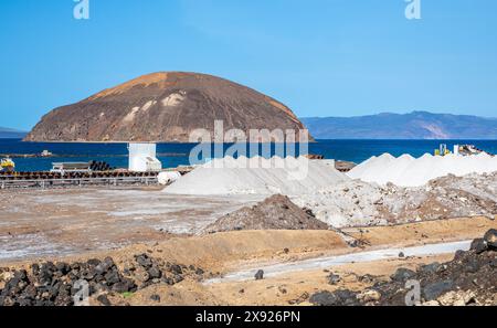 Port de Goubet, tas de sel au terminal portuaire des mines, avec l'île du Diable en arrière-plan, région d'Arta, Djibouti, Corne de l'Afrique Banque D'Images
