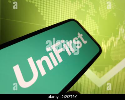 Konskie, Pologne - 27 mai 2024 : logo de la société UniFirst affiché sur le téléphone portable Banque D'Images