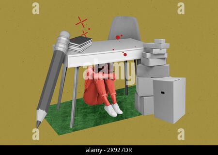 Collage de photo composite de stress bouleversé fille assis table de travail piles boîtes de travail de poste de travail pression de travailleur de bureau isolé sur fond peint Banque D'Images