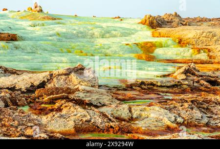 Paysage extraterrestre avec lacs toxiques et minéraux soufrés, désert de dépression de Danakil, région de l'Afar, Ethiopie Banque D'Images