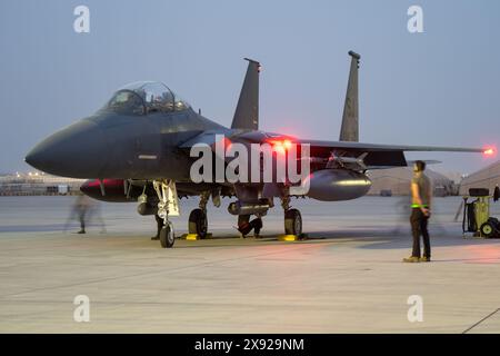 Emplacement non divulgué. 3 mai 2024. U. Le S Air Force F-15E Strike Eagles sont assis sur la ligne de vol à un endroit non divulgué dans la zone de responsabilité du commandement central des États-Unis en attendant de participer à l'exercice Desert Flag 2024, organisé par un partenaire de la coalition régionale, le 3 mai 2024. Desert Flag fournit une formation stratégique avec des partenaires multinationaux et régionaux pour s'appuyer sur une force de combat cohésive dans la défense de la péninsule arabique. (Crédit image : © U.S. Air Force/ZUMA Press Wire) USAGE ÉDITORIAL SEULEMENT! Non destiné à UN USAGE commercial ! Banque D'Images