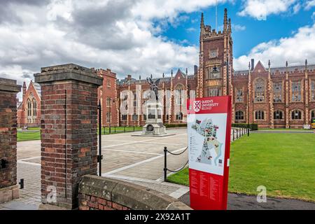 L'entrée principale de l'Université Queens, Belfast, Irlande du Nord. Banque D'Images