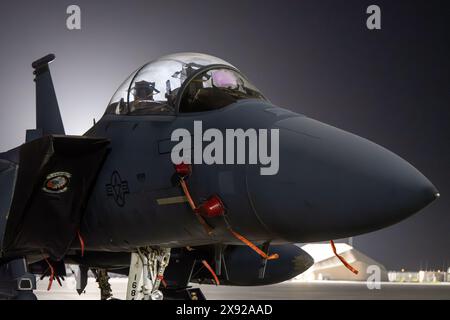 Emplacement non divulgué. 3 mai 2024. U. Le S Air Force F-15E Strike Eagles sont assis sur la ligne de vol à un endroit non divulgué dans la zone de responsabilité du commandement central des États-Unis en attendant de participer à l'exercice Desert Flag 2024, organisé par un partenaire de la coalition régionale, le 3 mai 2024. Desert Flag fournit une formation stratégique avec des partenaires multinationaux et régionaux pour s'appuyer sur une force de combat cohésive dans la défense de la péninsule arabique. (Crédit image : © U.S. Air Force/ZUMA Press Wire) USAGE ÉDITORIAL SEULEMENT! Non destiné à UN USAGE commercial ! Banque D'Images
