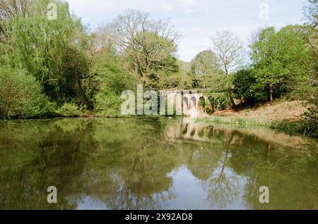 L'étang du Viaduc sur Hampstead Heath, Londres Royaume-Uni, en avril, avec le pont du Viaduc en arrière-plan Banque D'Images