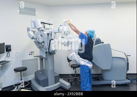 Compte rendu au CHU de Nice, à l'hôpital Pasteur. Ici, désinstaller le robot. FRANCE. Robot Da vinci 015809 098 Banque D'Images