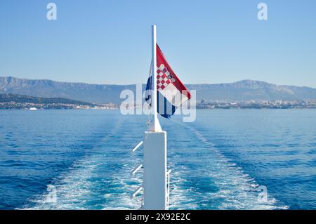 Drapeau national croate sur la poupe du ferry. Photographie prise sur une ligne de ferry entre Split et l'île de Brač Banque D'Images