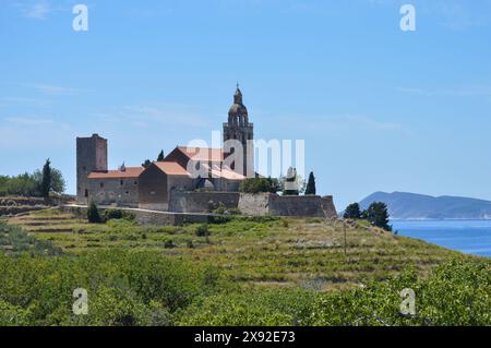 Vue panoramique sur. Église Nicholas dans la ville de Komiža à l'île de vis Banque D'Images