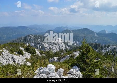 Parc national Velebit du Nord. Paysage de montagne karstique dans la région de Hajdučki kukovi Banque D'Images