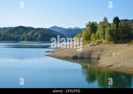 Vue panoramique sur le lac Lokve à Gorski Kotar, Croatie Banque D'Images