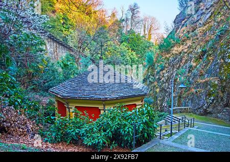 La chapelle de la Nativité et l'Adoration des Mages dans le parc ombragé de Madonna del Sasso Sanctuaire, Strada della Valle, Orselina, Tessin, Suisse Banque D'Images