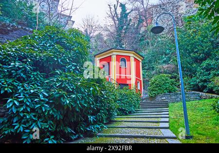 La petite chapelle de la Nativité dans le parc verdoyant de Madonna del Sasso Sanctuaire, situé le long de la Strada della Valle, Orselina, Tessin, Suisse Banque D'Images