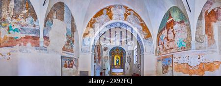 LOCARNO, SUISSE - 26 MARS 2022 : Panorama de la salle de prière médiévale de l'église Annunziata avec des traces de fresques conservées sur les murs, Locarno, Switz Banque D'Images