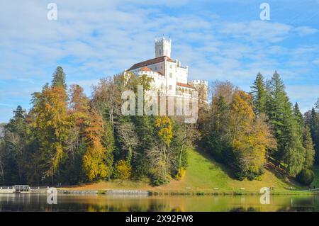 Château de Trakošćan sur la colline au-dessus du lac Trakošćan. Banque D'Images