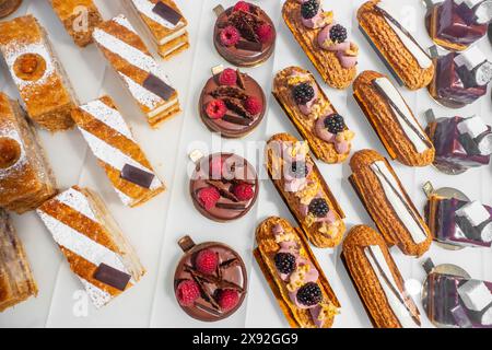 Viennoiseries françaises exposées sur une confiserie. un assortiment de beaux gâteaux exposés à la vente Banque D'Images