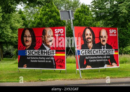 Affiches électorales graffinées du SPD, enduites de symboles et de slogans, écrites, pulvérisées, en partie de slogans de droite, sur Spitzwegstraße, Banque D'Images