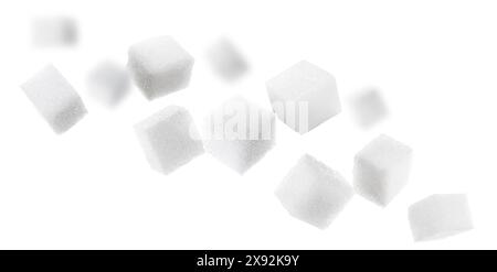 Cubes de sucre raffiné dans l'air sur fond blanc Banque D'Images