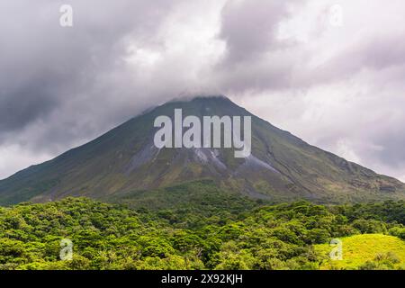 Vue vers le sud sur le volcan Arenal, la Fortuna, Alajuela, Costa Rica Banque D'Images