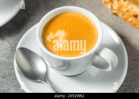 Espresso italien chaud chaud et foncé dans une tasse Banque D'Images