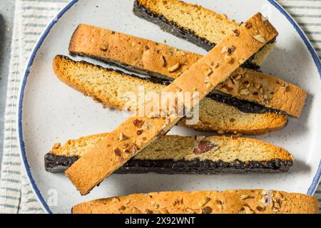 Biscotti au chocolat et aux amandes avec café espresso Banque D'Images