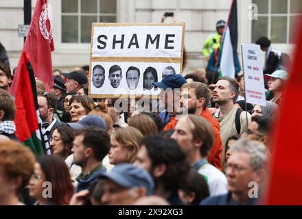 Londres, Royaume-Uni 28 mai 2024. Des dizaines de milliers de personnes se sont rassemblées devant Downing Street ce soir pour protester contre l'assaut d'Israël contre Rafah, qui a entraîné le brûlage vif de civils palestiniens dans leurs tentes, décrit par le premier ministre israélien Netanyahou comme "un accident tragique". appeler à un cessez-le-feu immédiat et condamner Rishi Sunak et Keir Starmer et leurs partis avec les prochaines élections. La manifestation a entraîné la fermeture de Whitehall à la circulation et s'est terminée par un sit-in à l'extérieur de Downing Street. Crédit : Monica Wells/Alamy Live News Banque D'Images